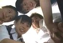 「動いてる〜超キモい〜なんか固くなってきた〜オナニーしてみなよ〜」男性器に興味津々のJK達がM男くんを手コキ抜き！