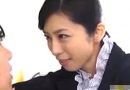 「童貞チンポ勃起しちゃったんだ〜」美人教師が童貞生徒を教室で痴女って淫乱な言葉責め！乃亜
